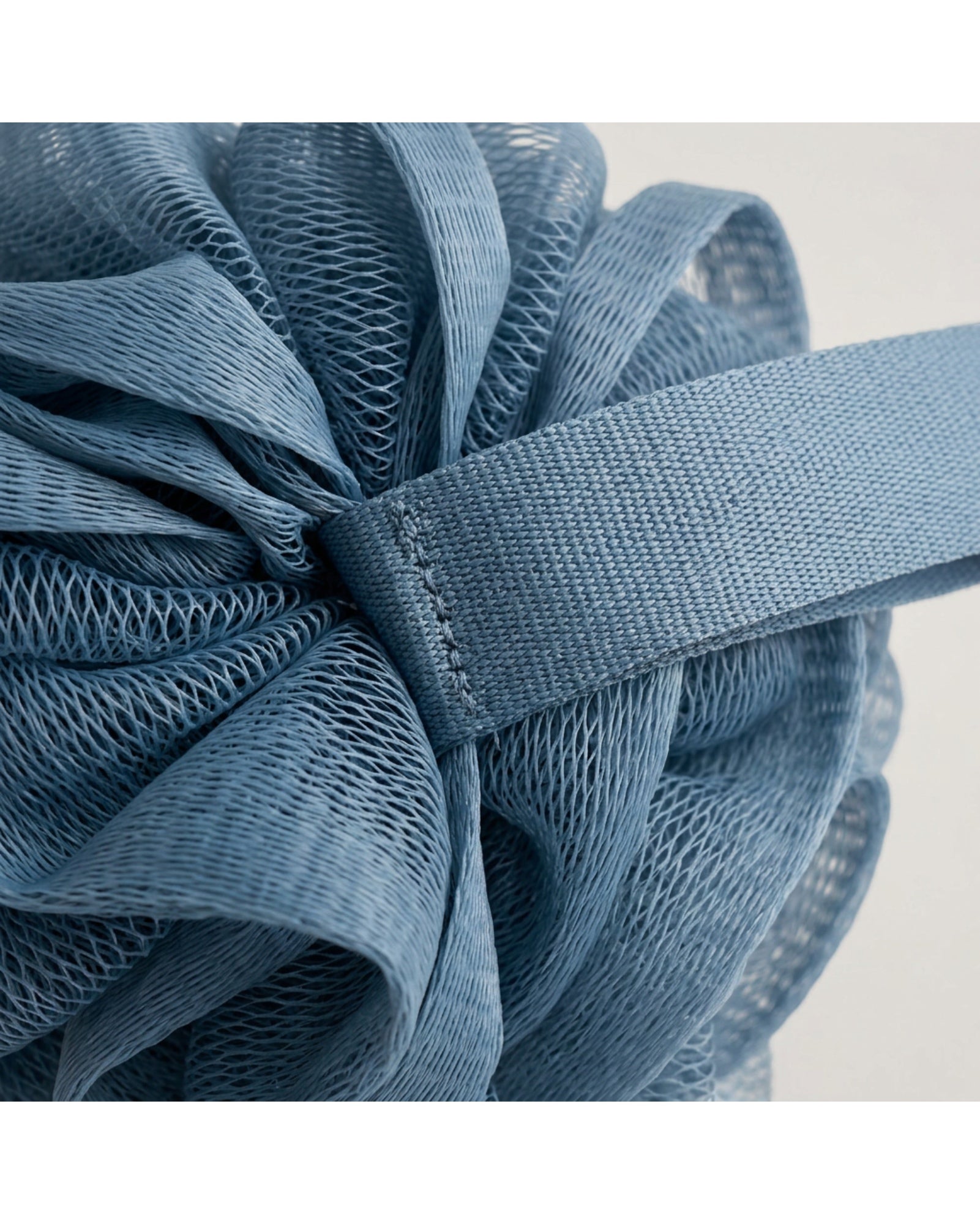 Haud Wide-Ribbon Mesh Bath Pouf 15 cm Dusty Blue - Detail view